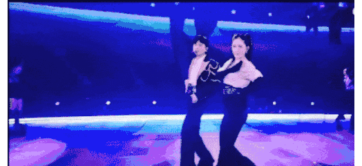 张杰跨年演唱会，谢娜登台，夫妻俩身着情侣装跳舞，网友热议