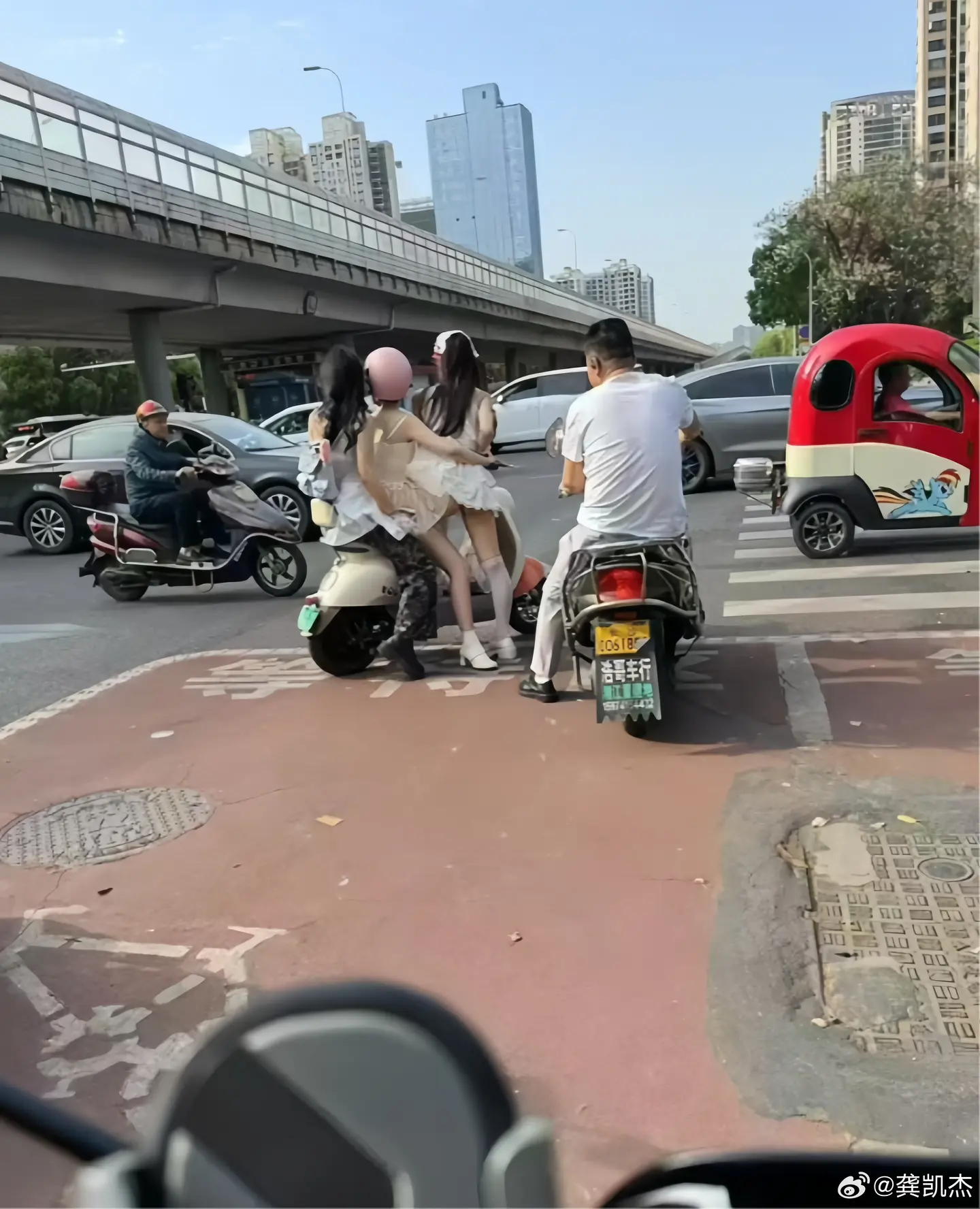 摩托车坐3个人超载了吧？

