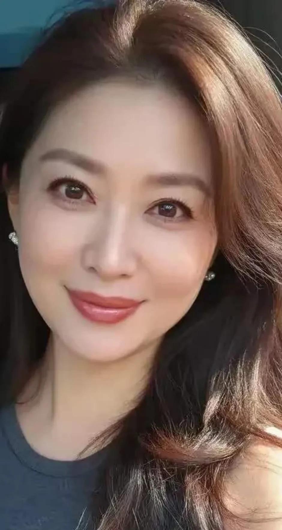 别不信，没有哪个女人一见男人就扑上去。  这世上，女子大多温柔婉约，含蓄内敛。她