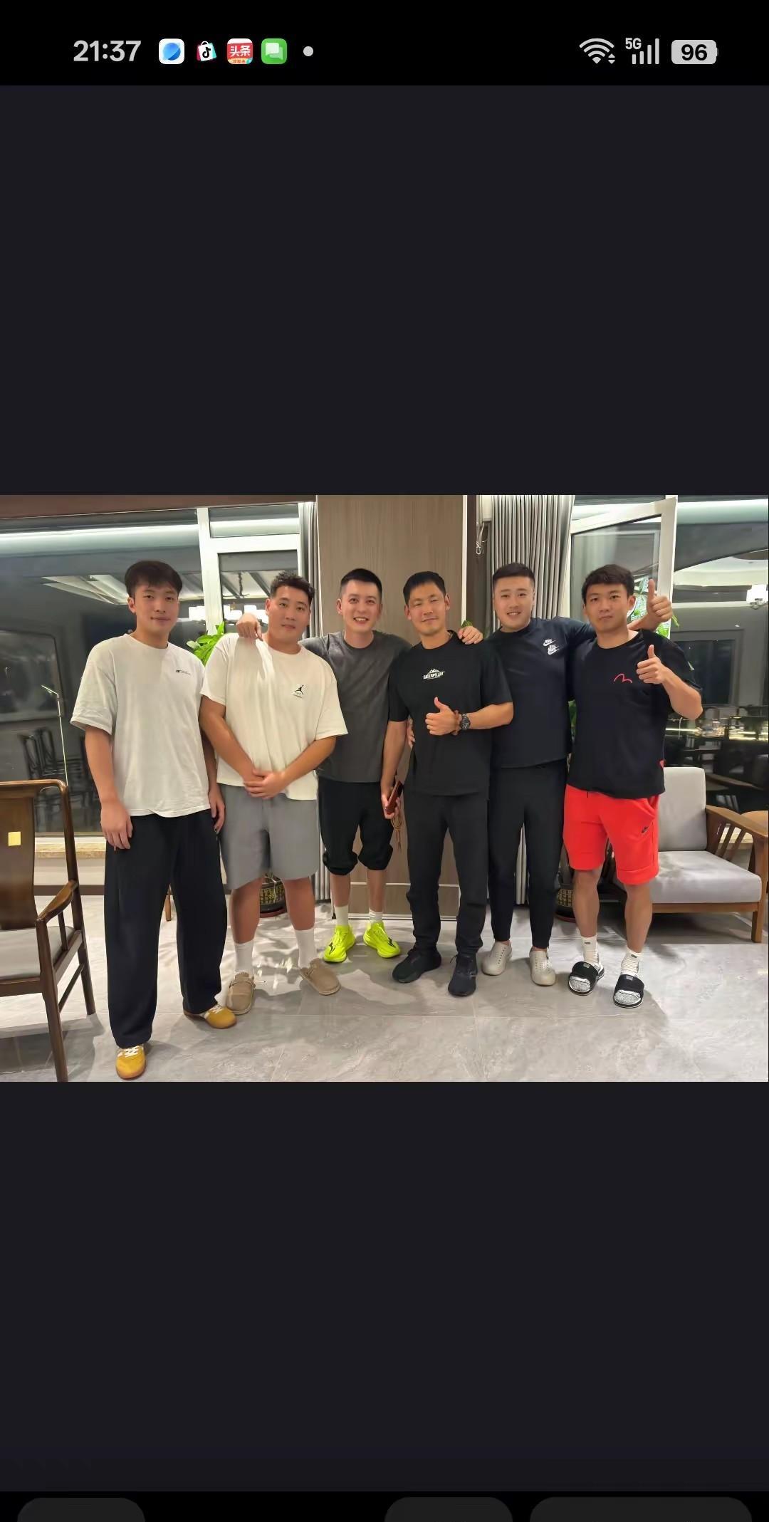 杨鸣人缘非常不错！
杨鸣能稳坐辽宁队主教练位置，靠的不仅仅个人的执教能力，而且杨