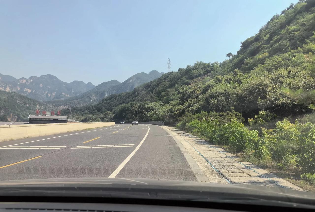 稻盛和夫说：
有些人一旦靠近，
便是一场精神损耗。
哪怕你是去与他分享喜悦，
他