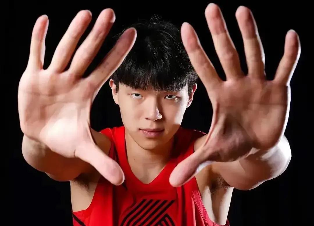 中锋如下：
1、杨瀚森——2025NBA16号秀
NBA夏季联赛场均贡献10.8