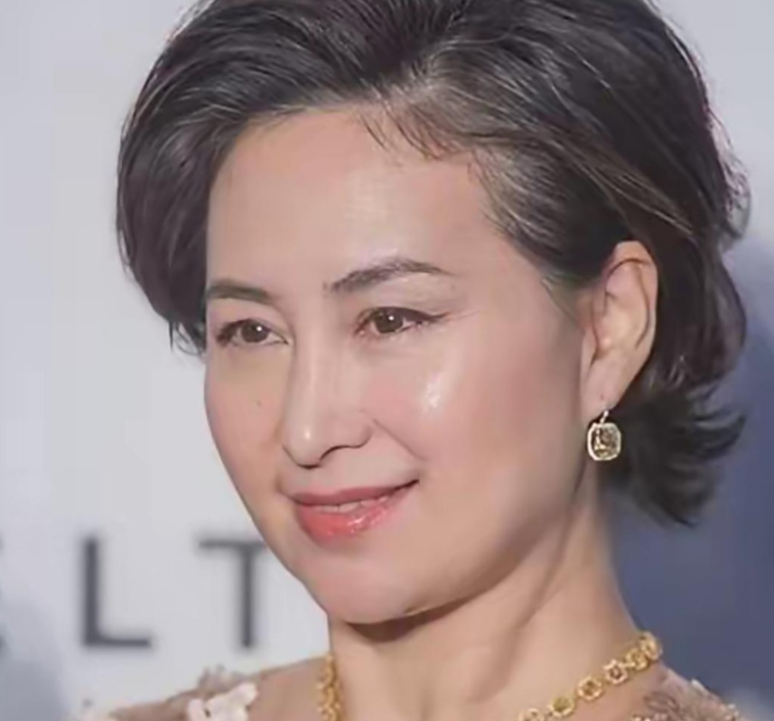 有次记者问何超琼：“您跟许晋亨结婚9年都没生娃，是不是心里一直放不下陈百强呀？”