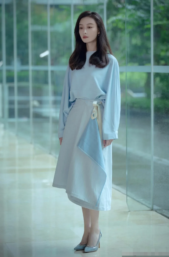 倪妮，170cm，不靠艳丽夺目，而是以含蓄内敛的韵味打动人心。