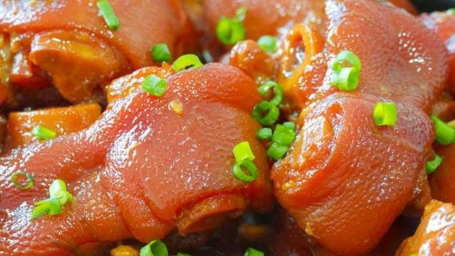 秘制卤水猪蹄：色香味俱全的传统美味