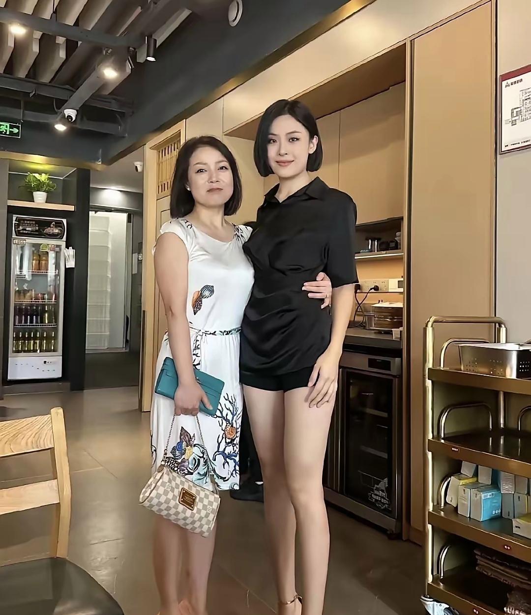 最美母女同框照曝光！
两人长得太像了！
妈妈优雅知性，
女儿青春活力，
气质都绝