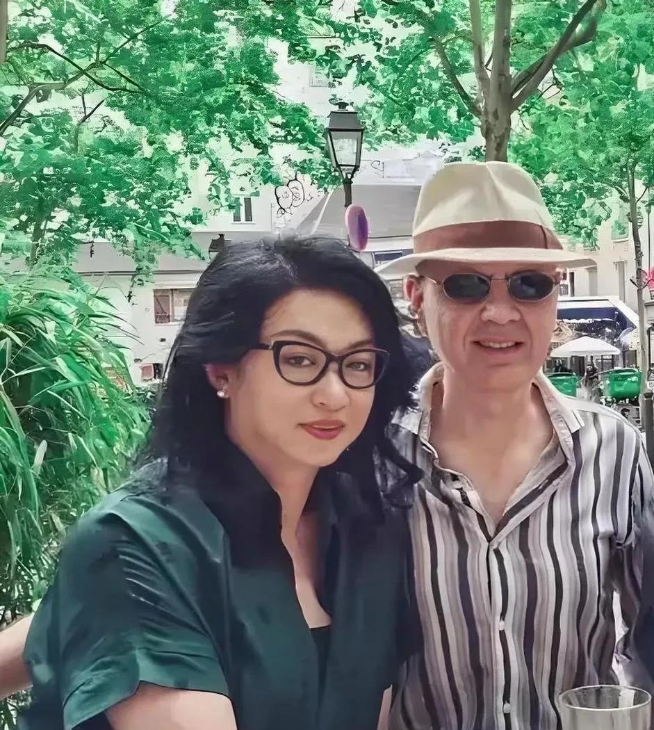 近日，现身巴黎街头的金星和汉斯夫妇被网友偶遇，金星越来越喜好大红大绿了，已经57