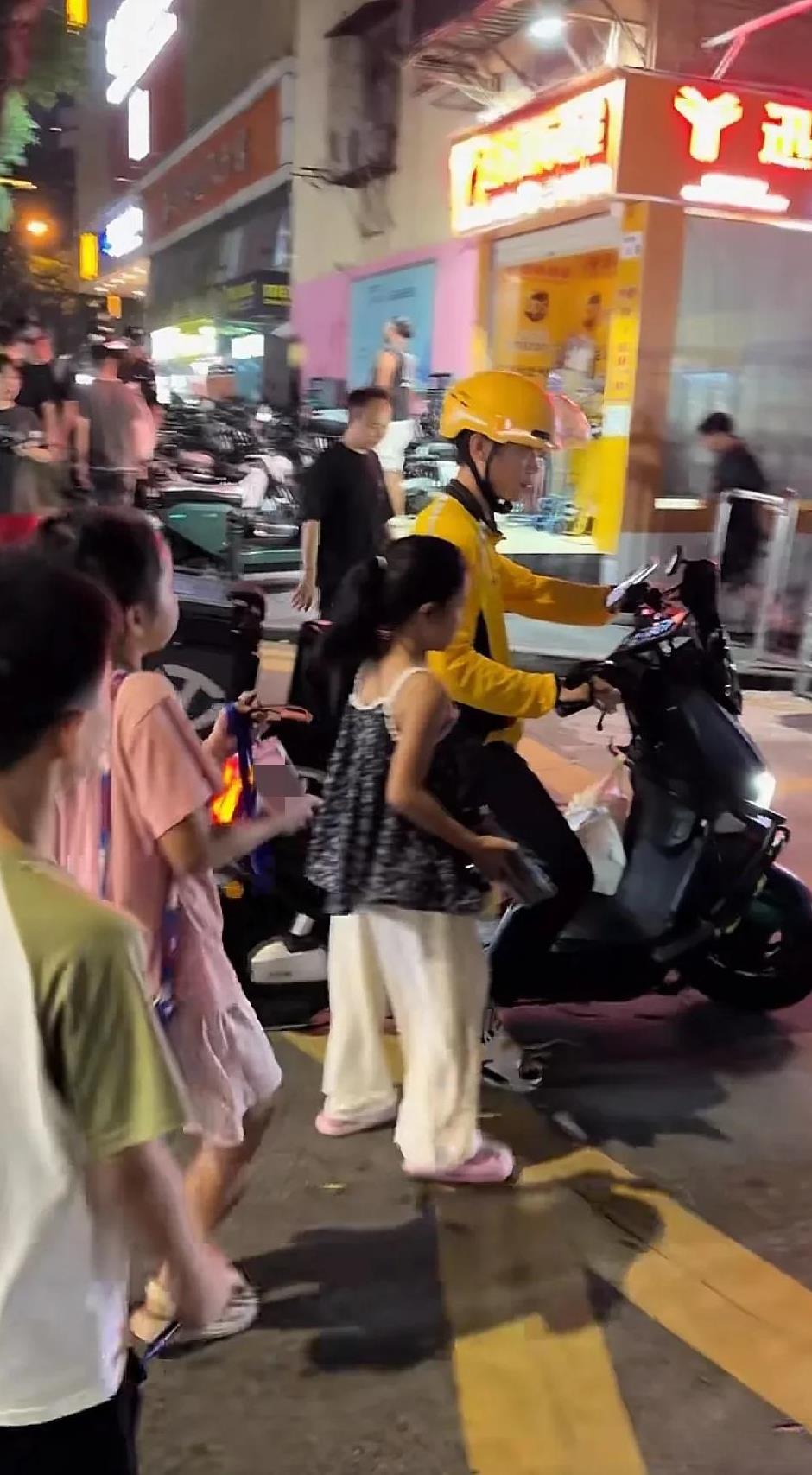深圳最近兴起了代送服务，一些外卖员因为赶时间，就把外卖委托给代送，送至客户手中。