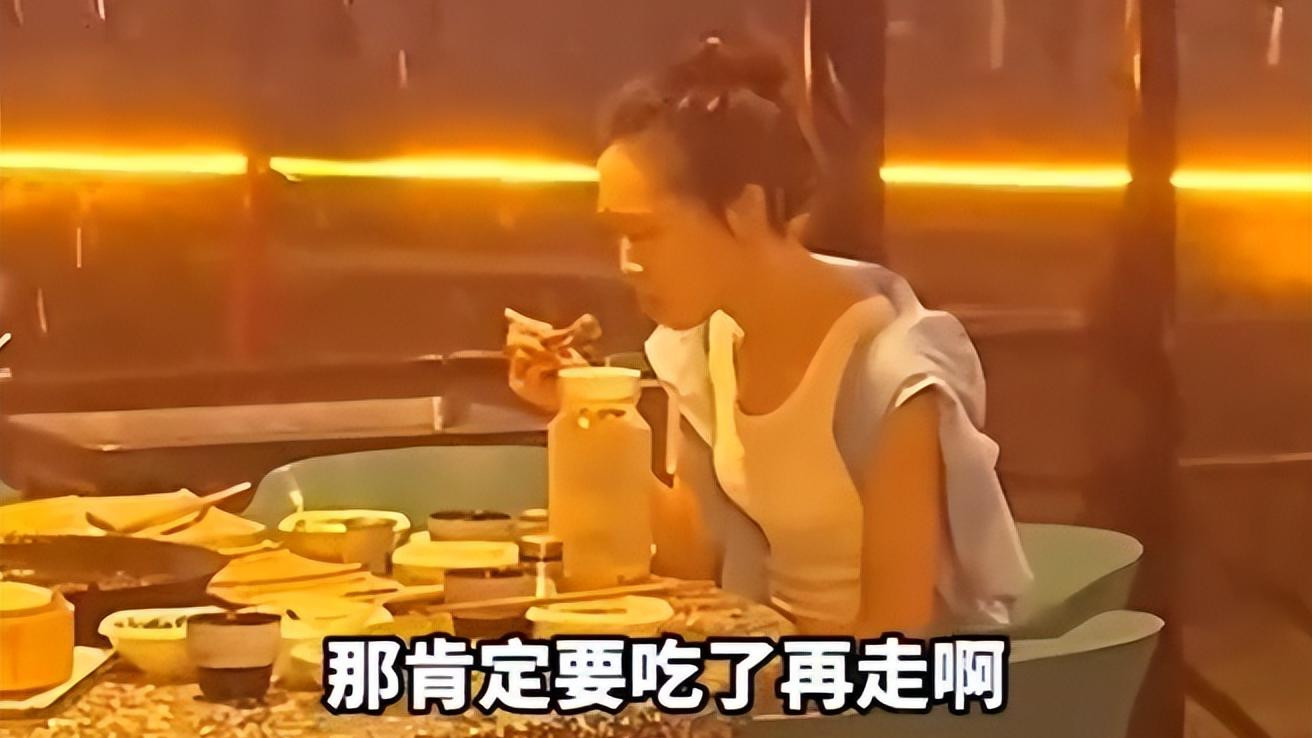 雨夜吃火锅，重庆小姐姐的坚持赢得老板的免单回馈！