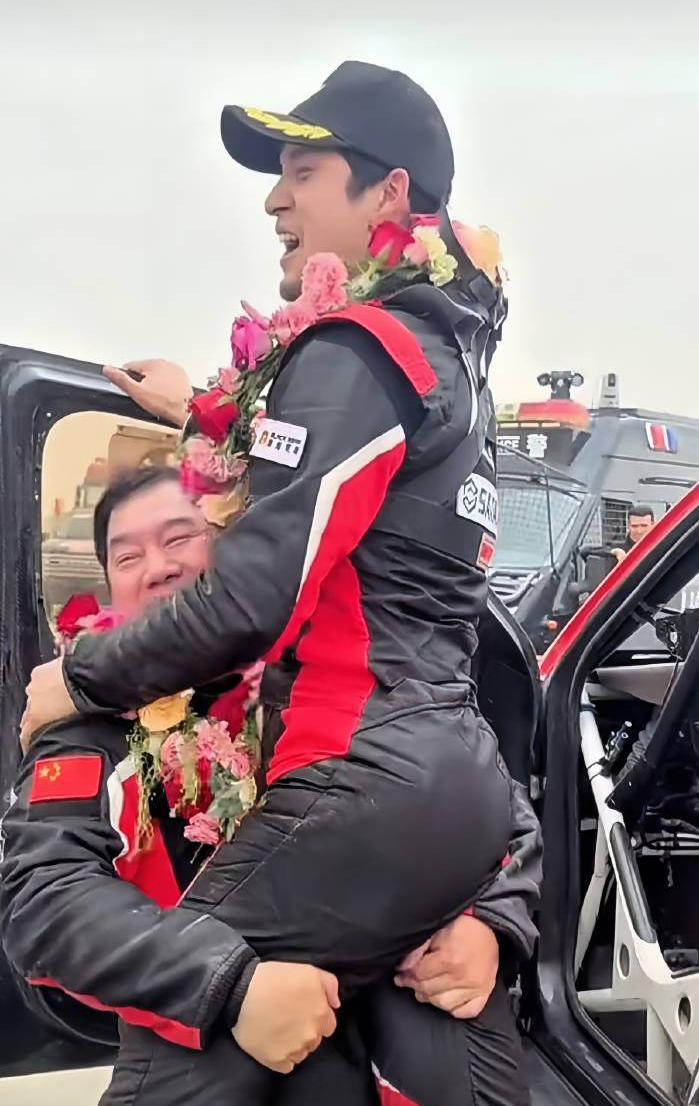 演员韩东君在父亲眼中永远都像是没有长大的小孩子！
结束了环塔拉力赛的演员韩东君一