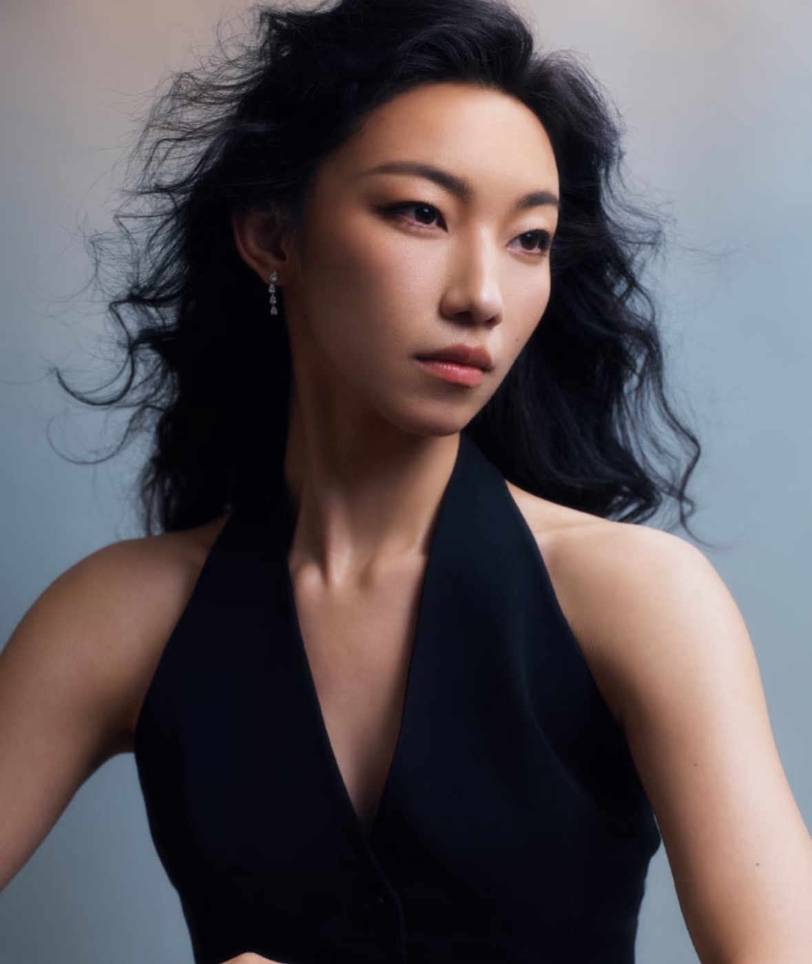 我总觉得那尔那茜快顶不住了。  

《中国妇女报》点名批评她，她没回应；全网