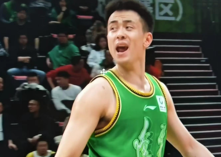 实至名归！赵继伟接替韩德君成为辽宁男篮新一任队长，这是毫无争议，毕竟山中无老虎，