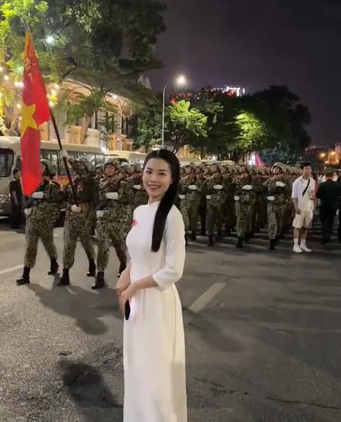 越南的军民关系是真的挺好！
越南军队在走阅兵训练，旁边的越南女子就在前面拍照，而