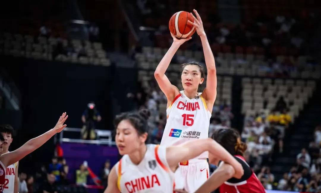 今晚女篮亚洲杯小组赛A组，中国女篮和韩国女篮在深圳开打。这比赛可太有看头了，半场