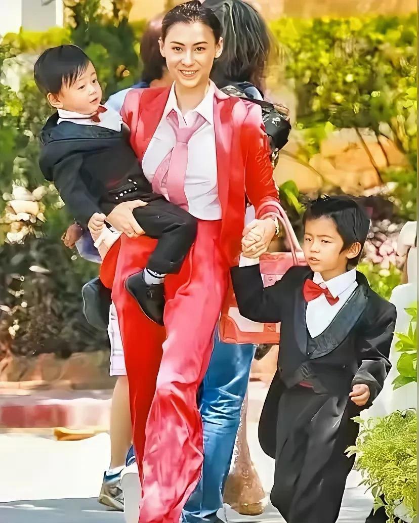 张柏芝真是好妈妈的典范！165cm的她，怀里抱着小儿子、手里领着大儿子，这不就是