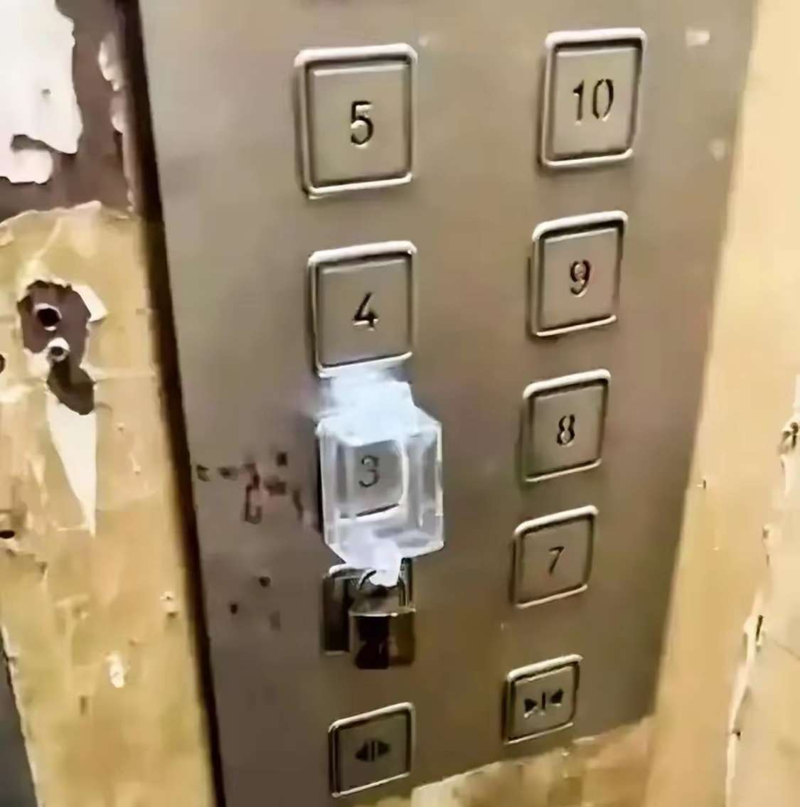 为什么三楼的按键要封住