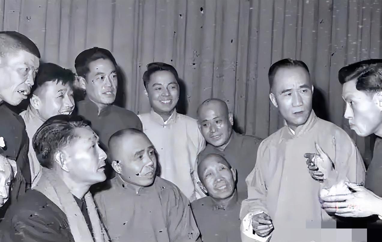 这张照片中的10位前辈，我就认识侯宝林先生，其余的前辈有的陌生有的眼熟，但是也叫