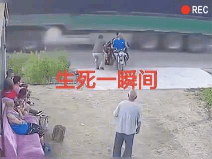 倒车过路口！还有没有一点道路安全意识？
不是这老哥拉一把，你们俩就要办席了。按说