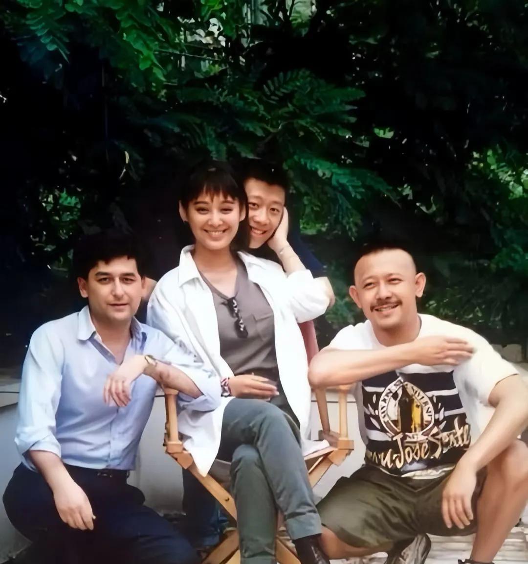 认出坐在C位的这位美女是谁了吗？
这是一张早期的合影，当时他们还都很年轻，但一眼