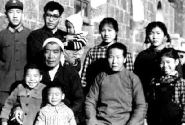 陈永贵一共有三个儿子，大儿子在山西昔阳县宣传部工作：二儿子进入部队，原本部队想要