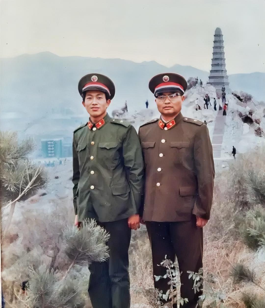 这是上世纪的八十年代，志愿兵(也称专业军士)赵润春(左)和一位军队干部在乌鲁木齐