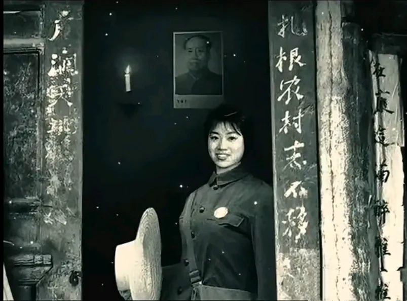 这是1969年，一名从上海来的漂亮女知情在她居住的房子门前留下了这张珍贵的老照片