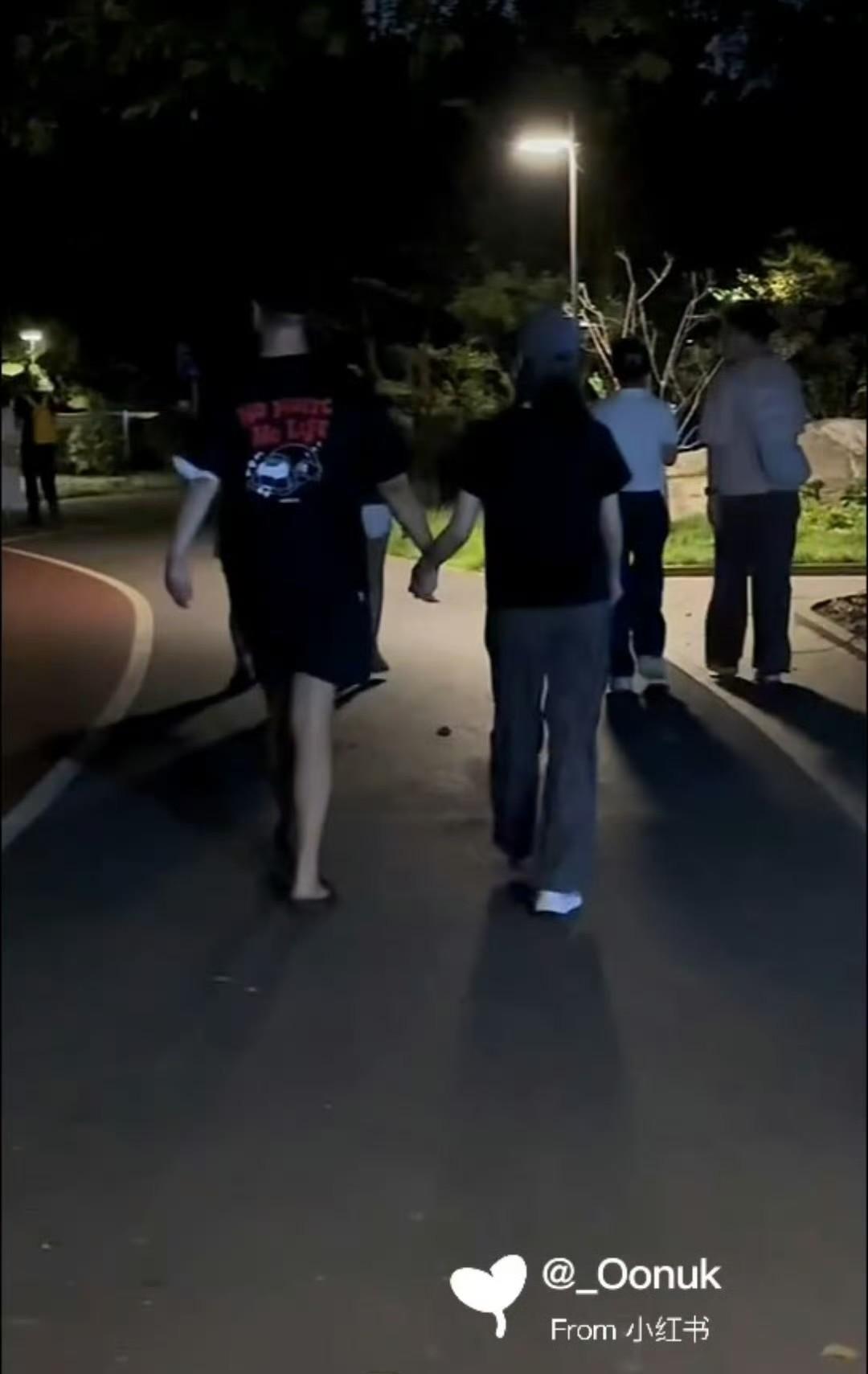 哇！有网友居然偶遇马頔和李纯了！俩人正手牵手遛弯呢，看起来好甜好幸福啊～ 啊啊啊