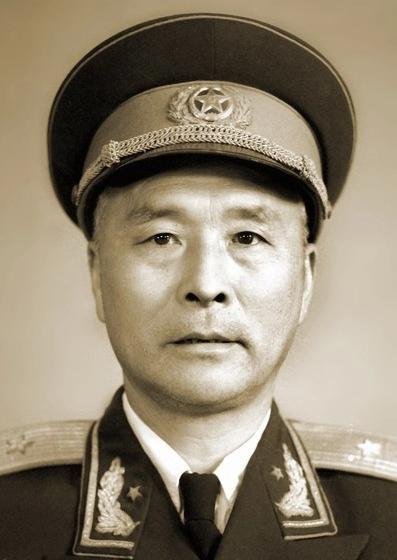 1936年，一位老大娘上山采野果。突然发现一大群苍蝇，在草丛上“嗡嗡嗡”盘旋，她
