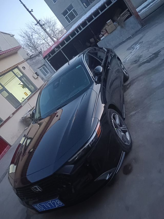 2023新款雅阁
我的新车刚跑了一千公里，现在油耗十个，高不高？