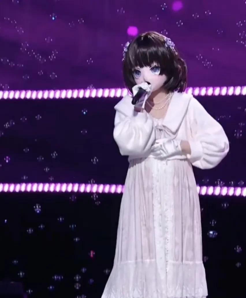 其实大家纠结的是既然旺仔小乔不想露脸那凭什么开演唱会，演唱会之所以分内外场大部分