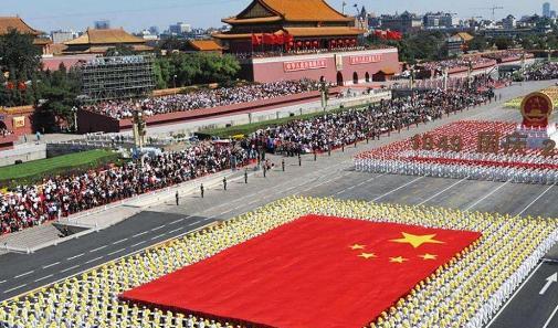今天的中国这般强大，其实是很反常的，中国本该比现在更穷困、更落后、更弱小才对。因