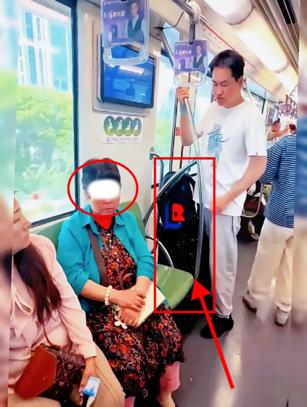 上海地铁上一绿衣大妈
不让一个女孩坐她旁边
边上站着的男子是她老公问老大妈：地铁