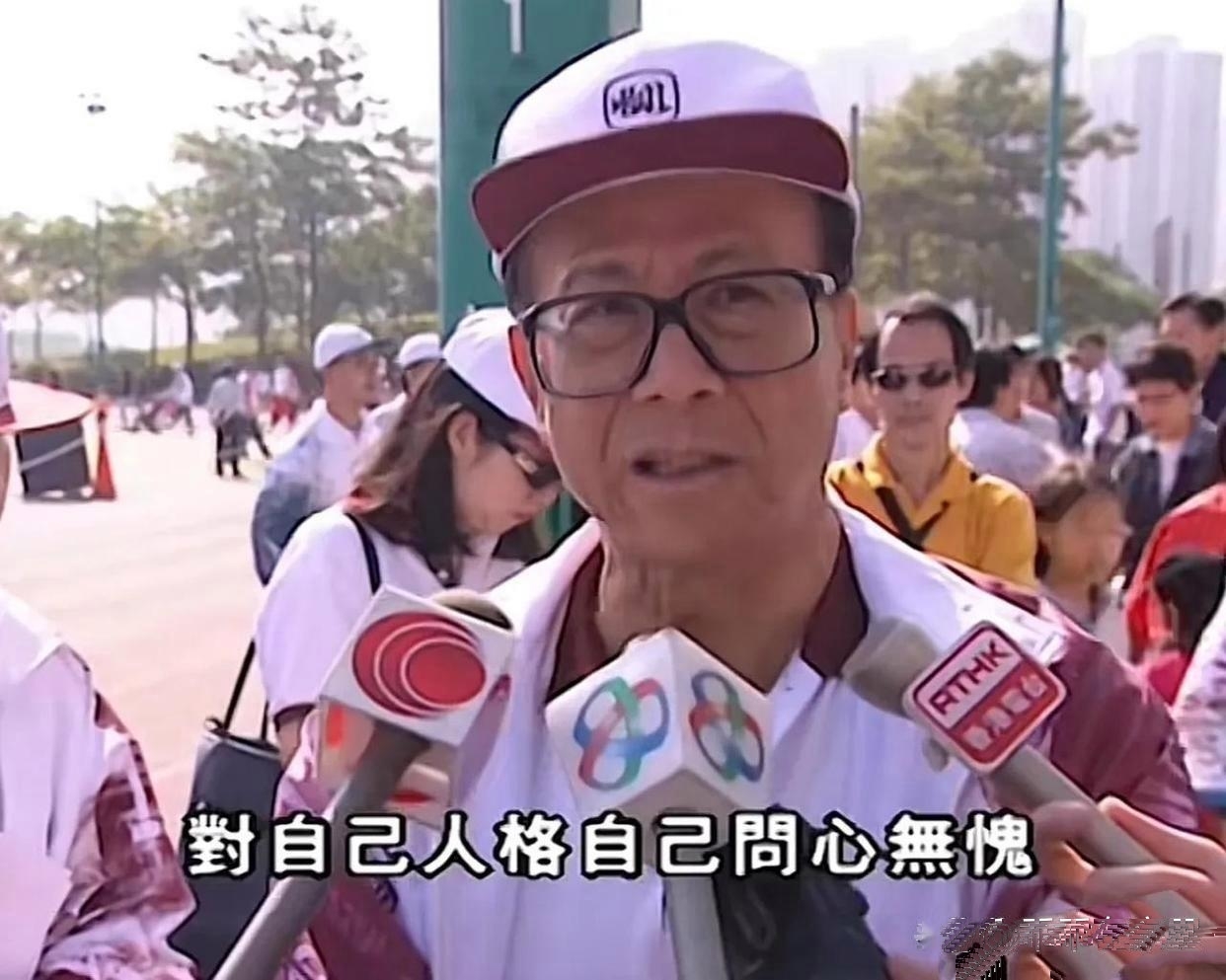 李嘉诚在商业历史上是一位极具影响力且经历丰富的人物，他的商业生涯有值得探讨和思考