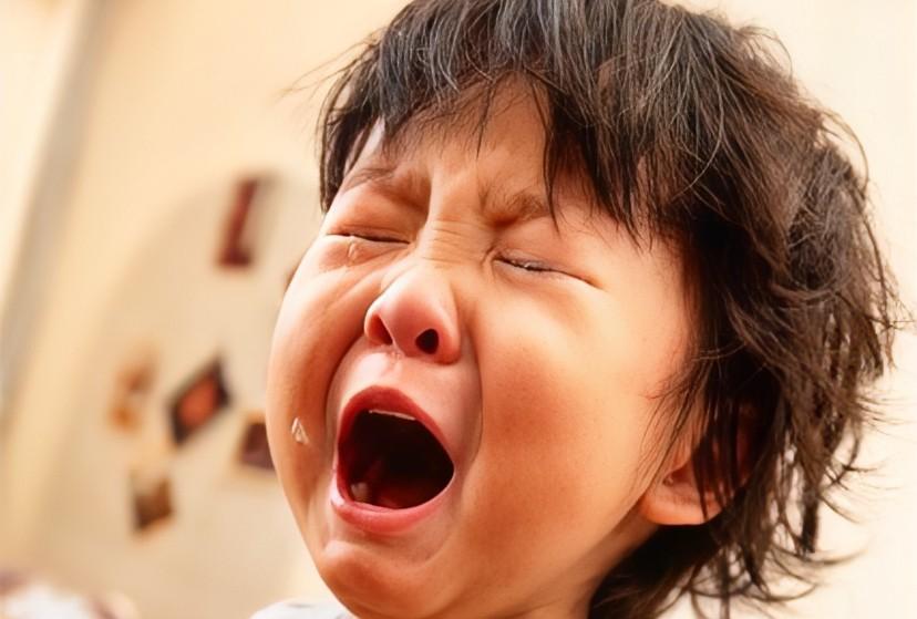 大人的的成熟，是带着本能的抗拒，依然选择向前走。
清晨的幼儿园门口，穿蓝色恐龙衣