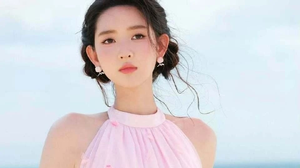 王玉雯粉色挂脖裙清新又甜美