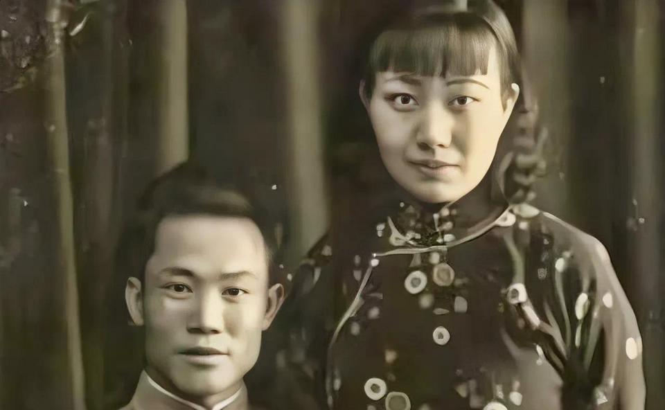 1925年，陈诚回家，妻子想与他同房，谁知刚上床就被陈诚一脚踢开。妻子心寒不已，