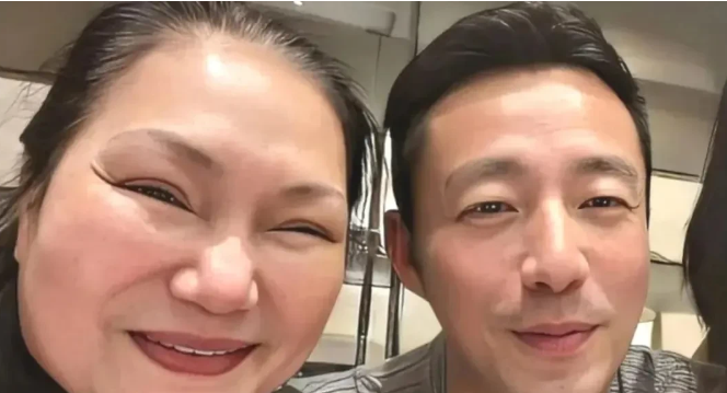小霖霖身穿红衣回台湾是有意为之？

前天有主播说包机运回卤嫂骨灰，霖霖身穿红衣，