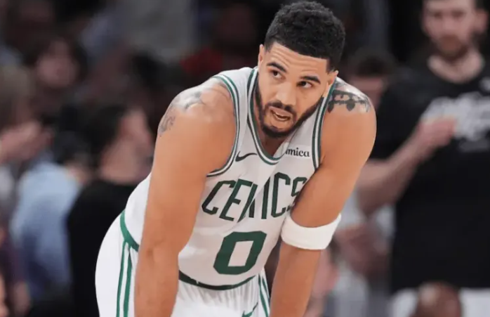 前NBA球员以赛亚-托马斯在一档节目中谈到了杰森-塔图姆。
小托马斯表示：“就我