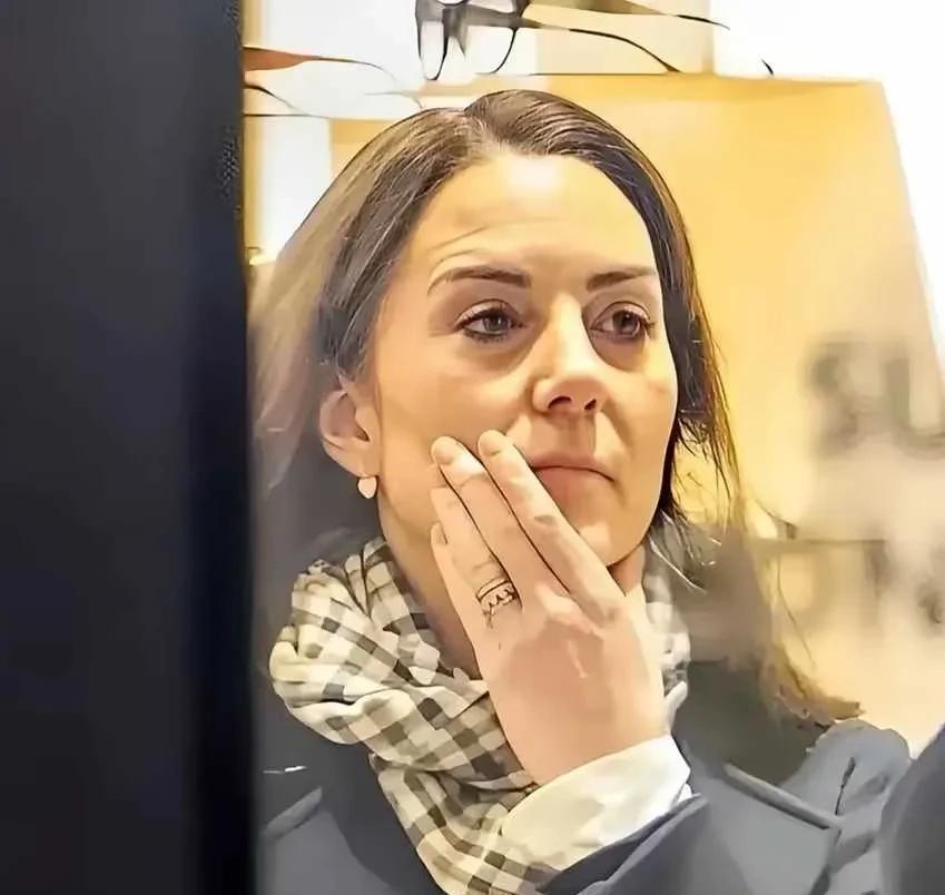 凯特王妃怎么越来越像卡米拉，难道英国皇室的女人再
无美女了吗？各个变得很奇怪，只