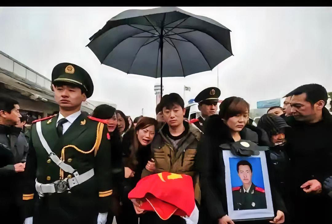 为消防英雄烈士孙洛洛致敬！他是家中独子，在救援一起火灾时，不幸壮烈牺牲，年仅19