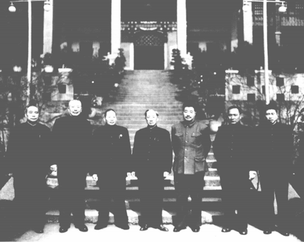 7位西南行政委员会副主席合影，左一邓锡侯，左二王维舟，左三刘文辉，左四也就是C位