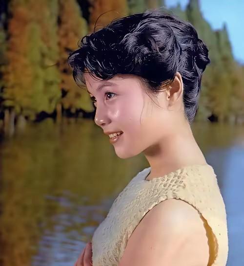 她是上世纪八、九十年代珠影厂的当家花旦，主演、参演了《苦难的心》、《被爱情遗忘的
