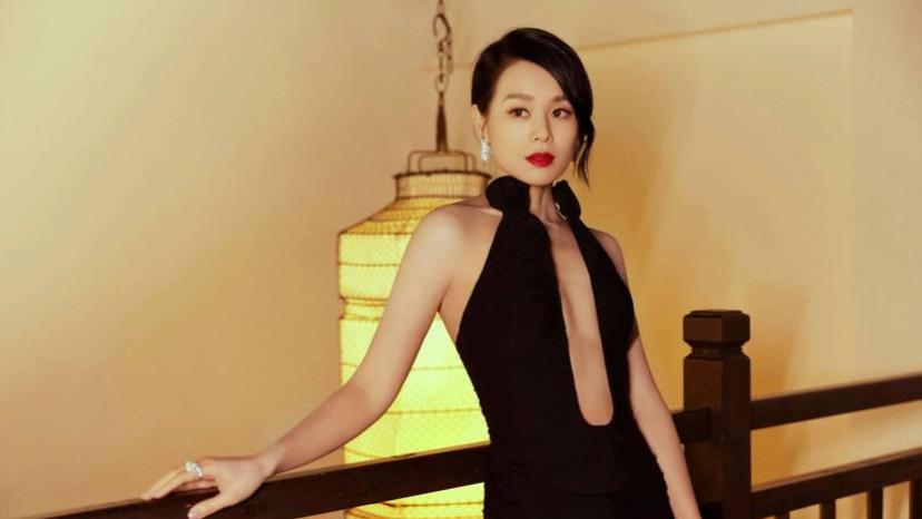 胡杏儿老公夜店与多位美女搂抱，香港网友的嘴是真会说，笑死