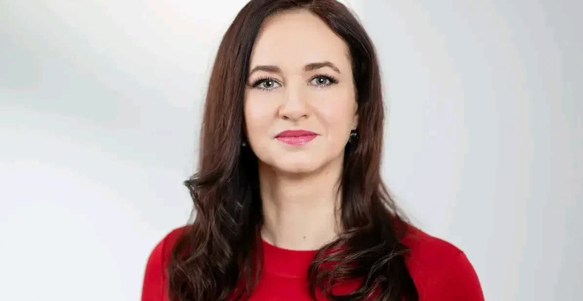 立陶宛会转向吗？

44岁的美女鲁吉涅内就任立陶宛新总理！别看她年轻，已经在
