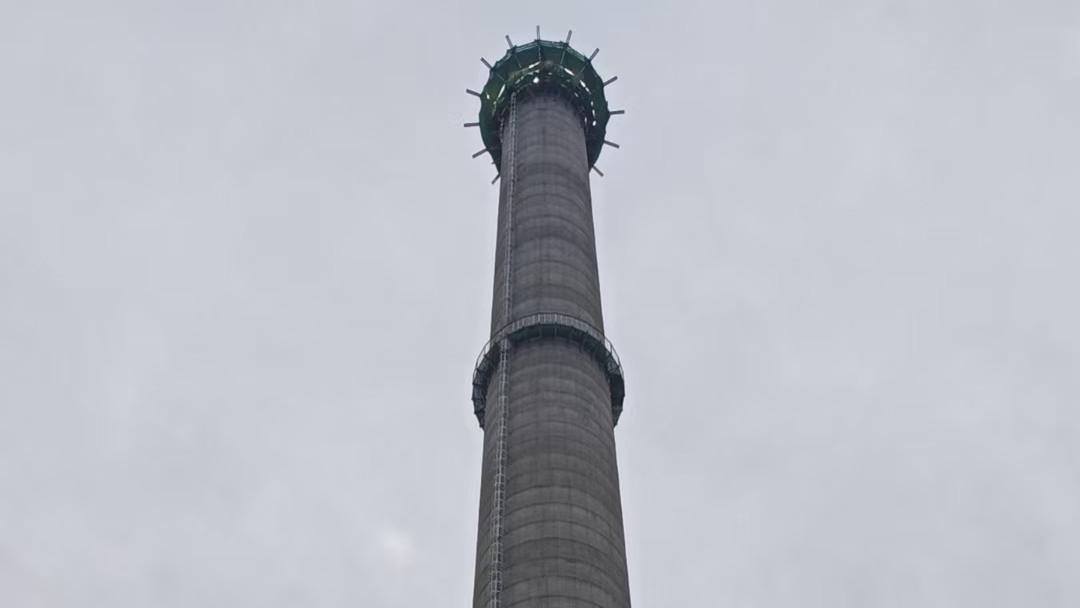 130米混凝土烟囱新建项目竣工 高空新地标落成