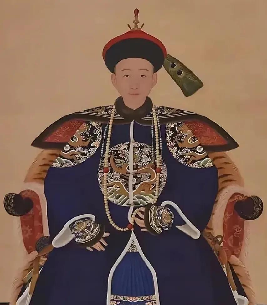 乾隆对明瑞的死异常愤怒。
除了把见死不救的参赞大臣额尔登额凌迟处死，副将谭五格斩
