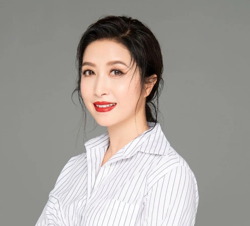 当刘媛媛的歌声响起，一首《呼伦贝尔大草原》宛如天籁，瞬间将听众带入那片广袤无垠的