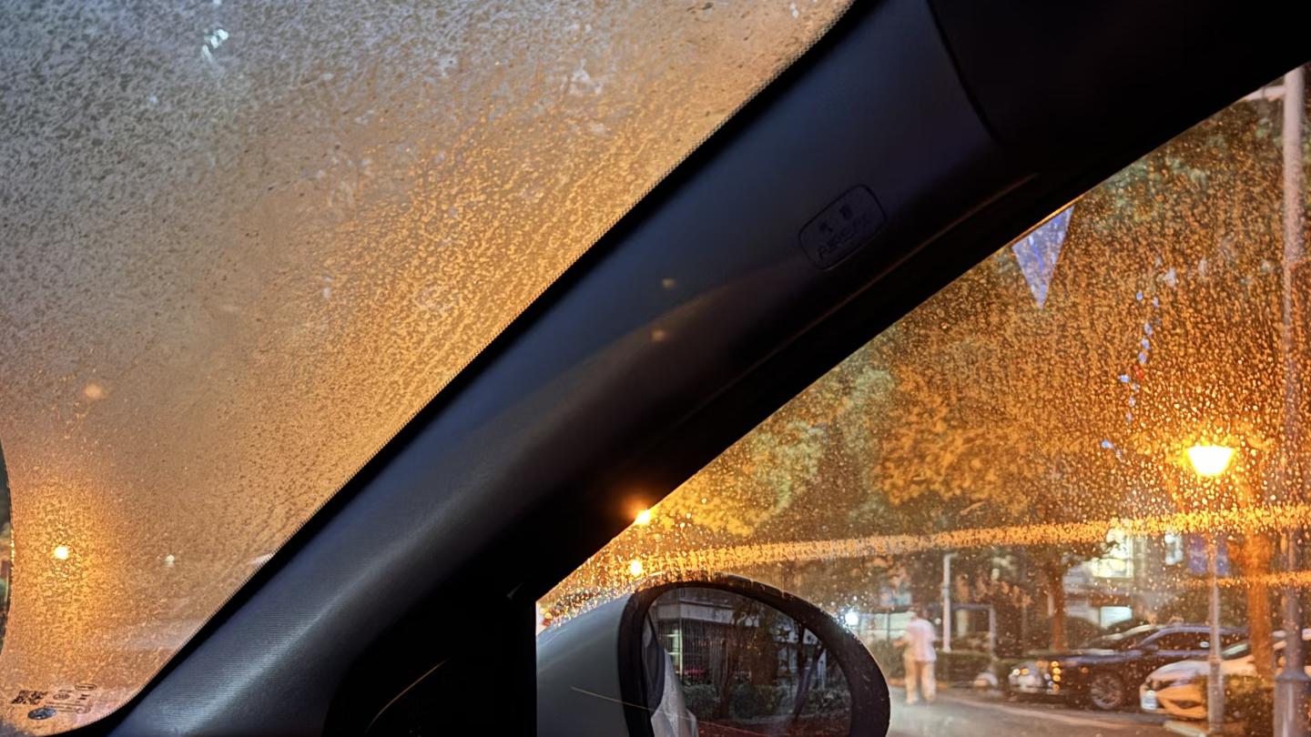 车窗起雾不用慌，无需开空调，一招教你10秒内快速除雾