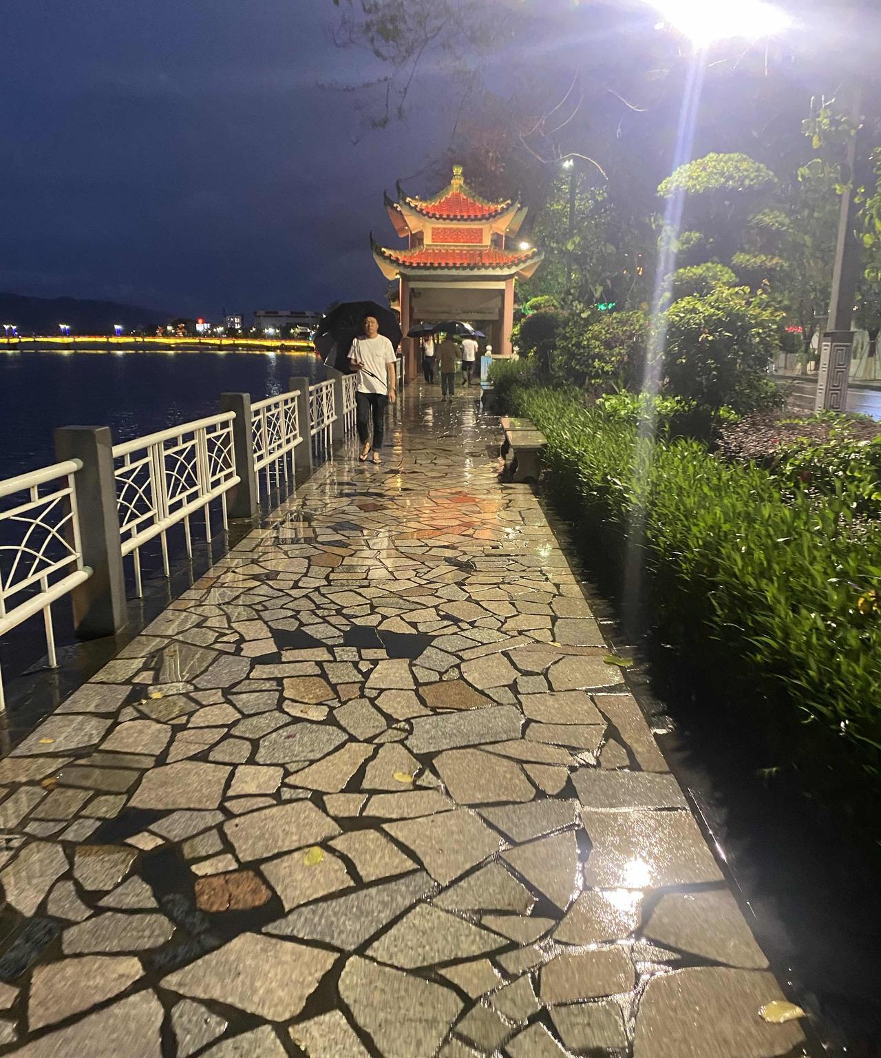饶平从昨天晚上就开始下雨，直到今晚（29号）9点多还没有停下来的意思！雨虽然不是