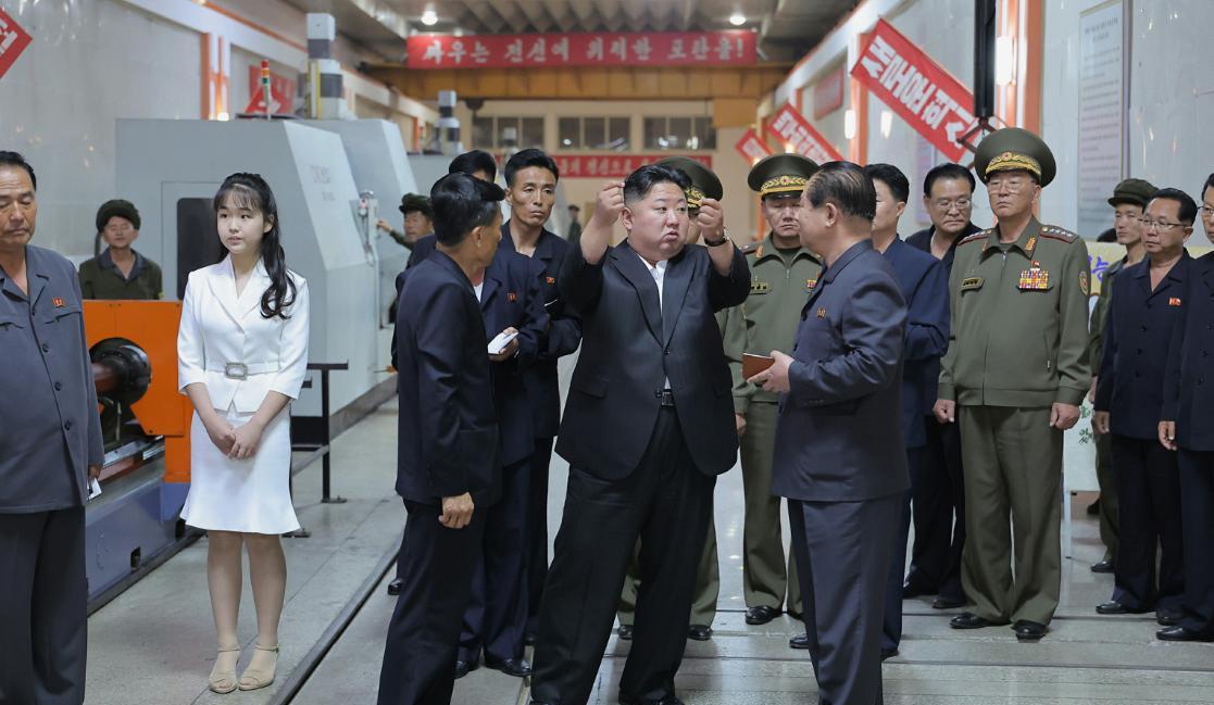 金正恩元帅近况照片：携女儿亮相，一起视察重要军工企业。
时间是6月14日左右。